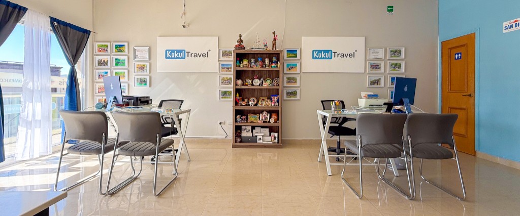 Interior de la oficina Kukul Travel en Reynosa con estaciones de atención para clientes