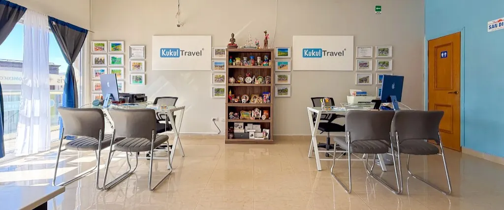 Interior de la oficina Kukul Travel en Reynosa con estaciones de atención para clientes