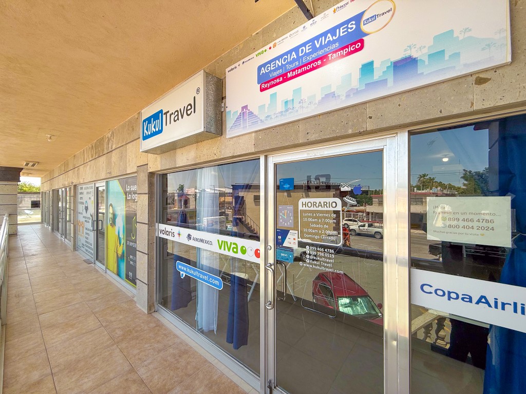 Fachada de Kukul Travel en plaza comercial de Reynosa con horario en puerta