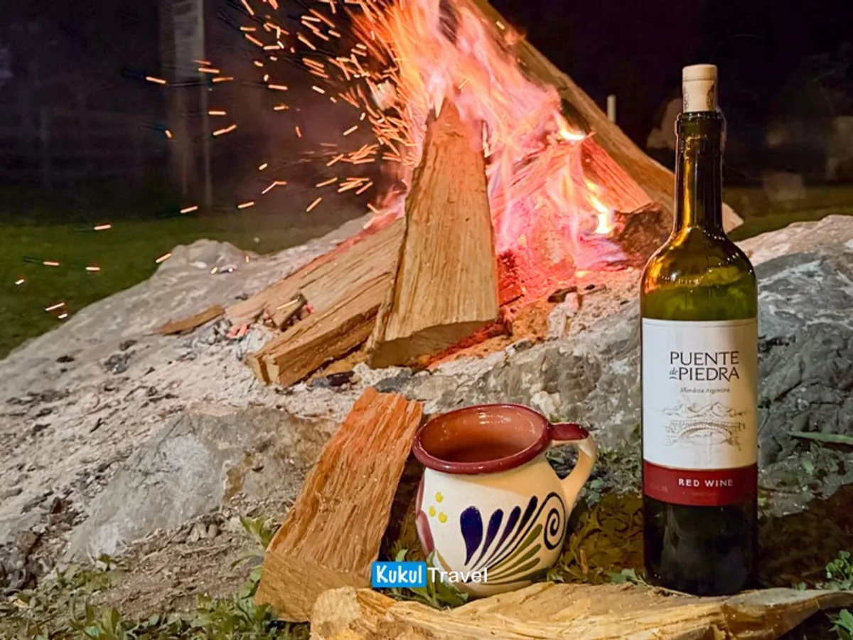 Fogata encendida de noche en la parte alta de la Reserva de la Biosfera "El Cielo", ambiente de convivencia al aire libre