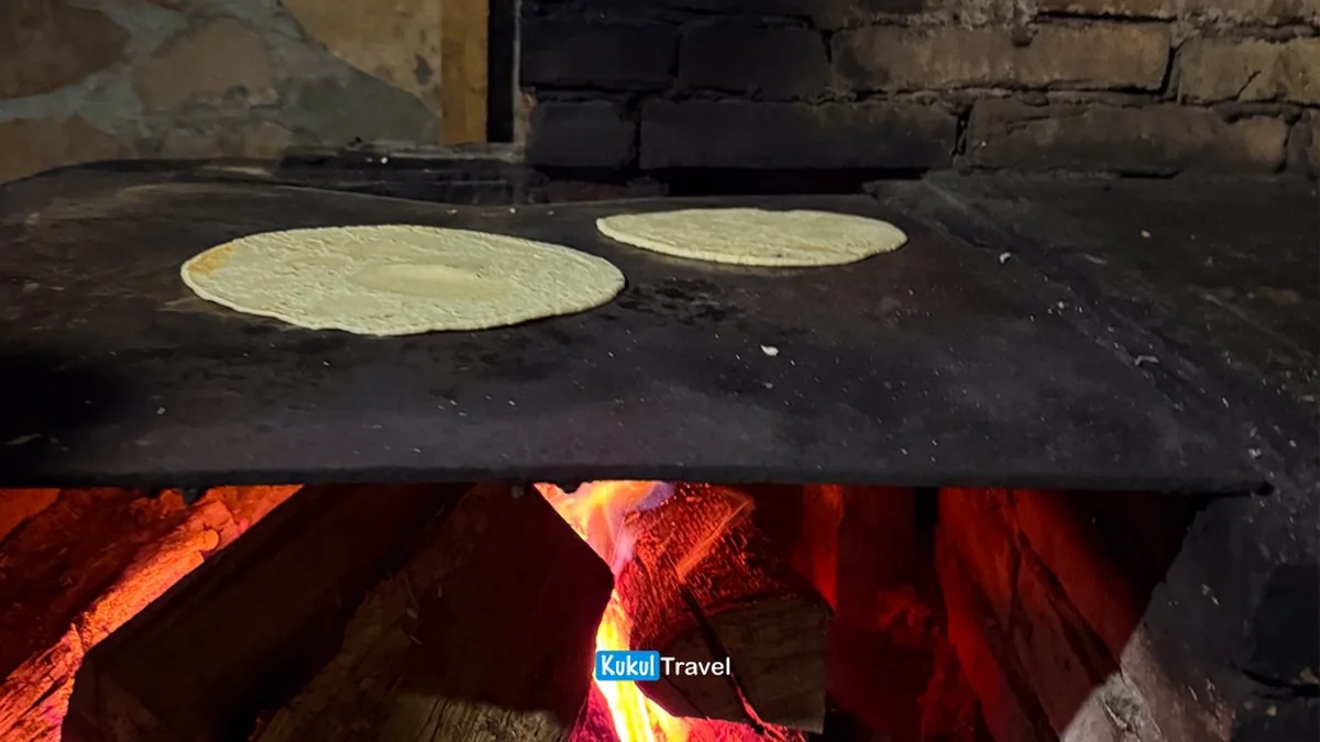 Tortillas recién hechas en comal sobre fogón de leña, sabores locales en "El Cielo"