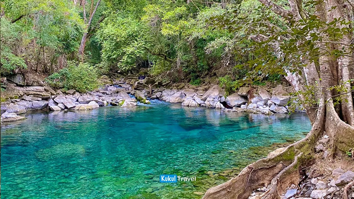 Agua turquesa de un río o poza entre rocas y vegetación en la parte baja de "El Cielo"