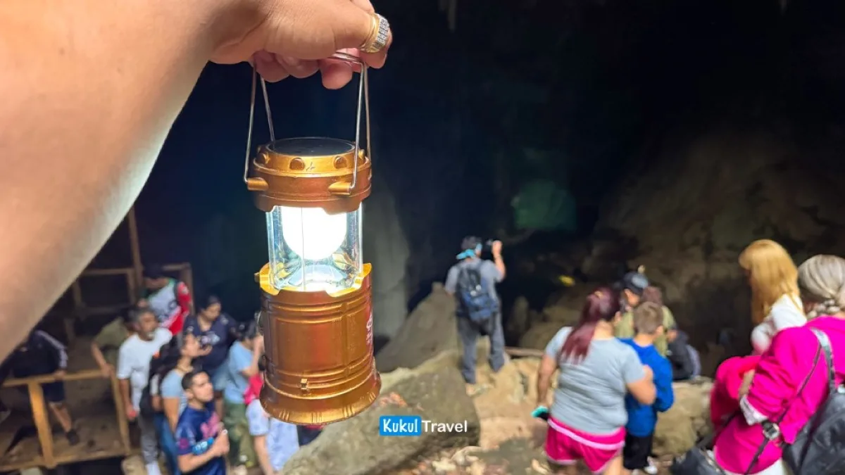 Linterna en recorrido por cueva de la Biosfera "El Cielo", referencia de equipo útil para empacar