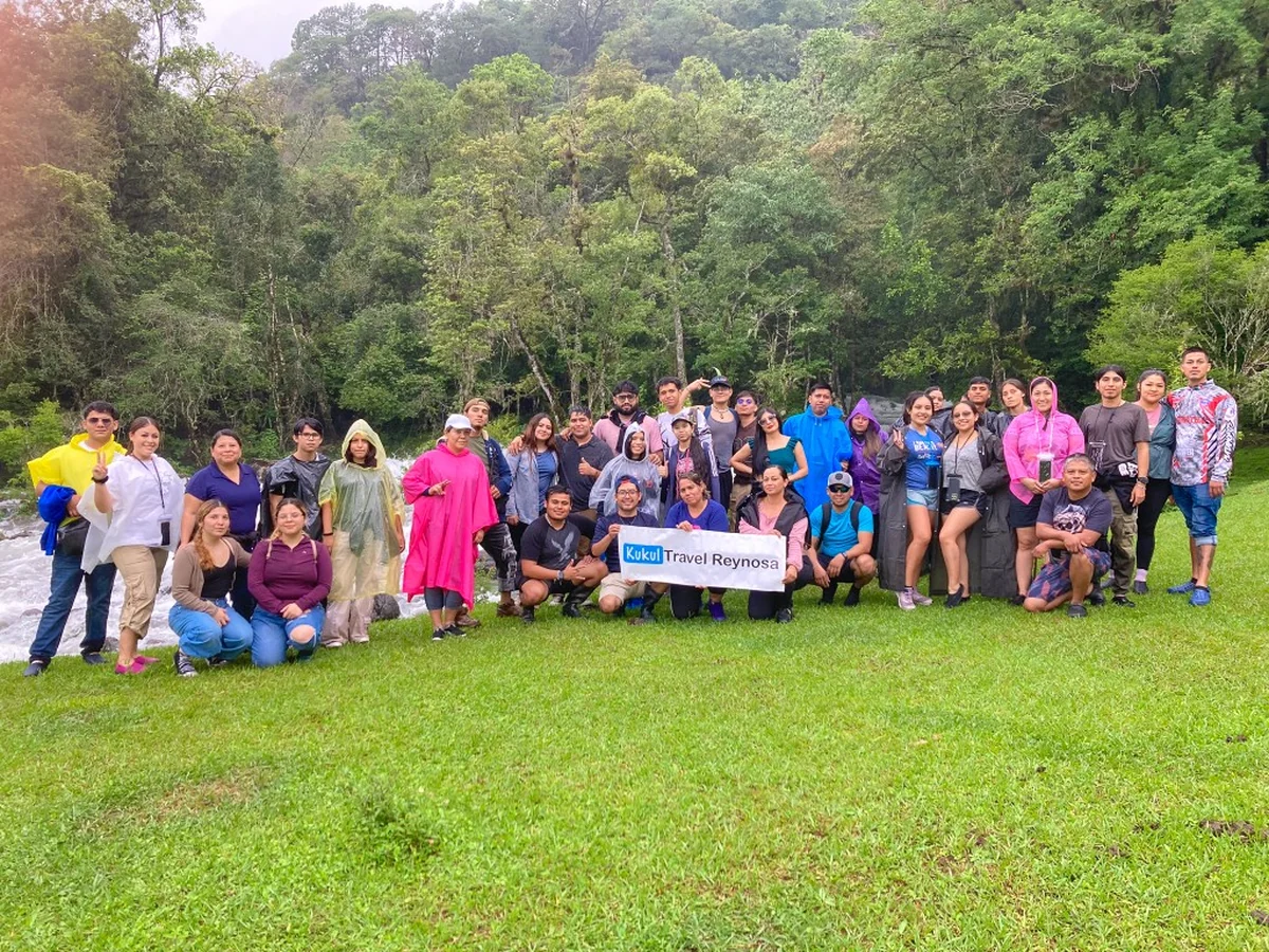 Grupo en tour organizado de Kukul Travel en la montaña de "El Cielo", Tamaulipas, con guías locales