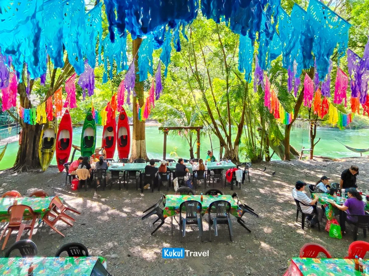 Poza Azul y agua turquesa en la parte baja de la Reserva de la Biosfera "El Cielo", referencia del desvío a Bocatoma