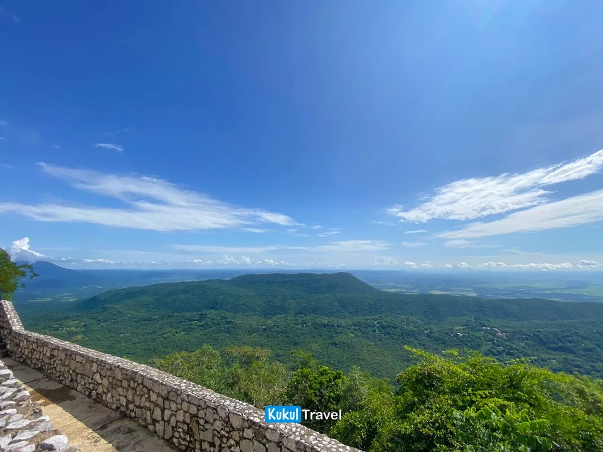 Vista panorámica desde un mirador en el camino hacia la sierra de la Biosfera "El Cielo"