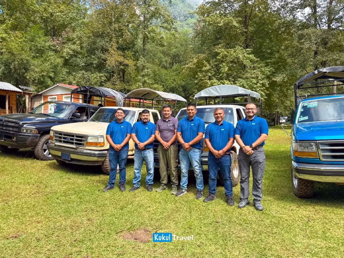 Guías y choferes locales en la sierra de El Cielo, referencia del hub de rutas desde San José