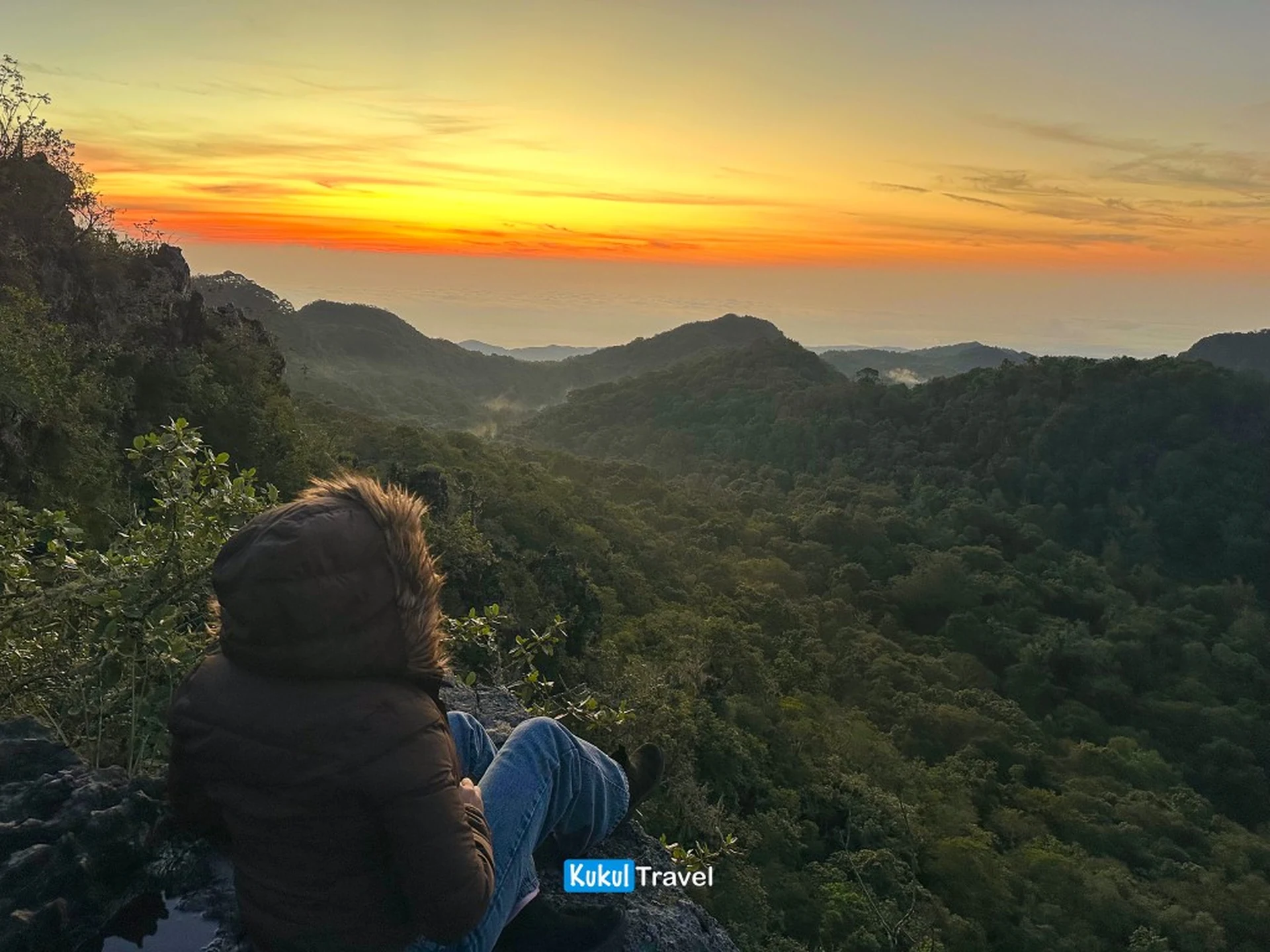 Amanecer en la Reserva de la Biosfera "El Cielo" con vista al valle y las montañas de Tamaulipas